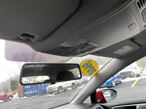 Used 2016 Volkswagen Golf S image 19