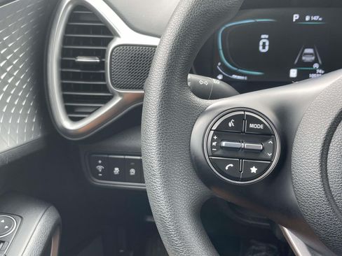 Used 2025 Kia Soul LX w/ LX Technology Package FWD image 18