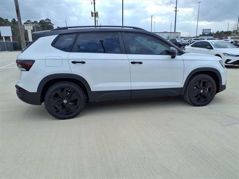 New 2026 Volkswagen Taos SE FWD image 4
