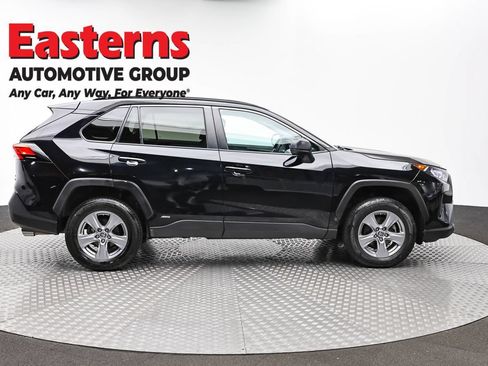 Used 2022 Toyota RAV4 LE AWD/4WD image 4