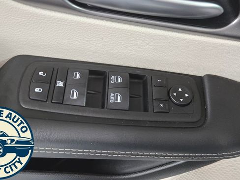 Used 2023 Chrysler Pacifica Touring-L FWD image 23