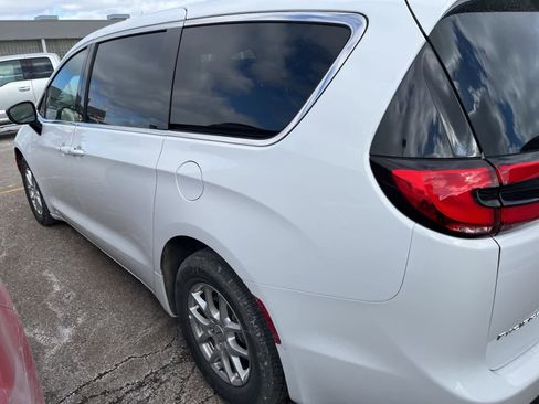Used 2025 Chrysler Pacifica Select image 11