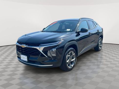 Used 2024 Chevrolet Trax LT w/ Driver Confidence Package FWD image 2