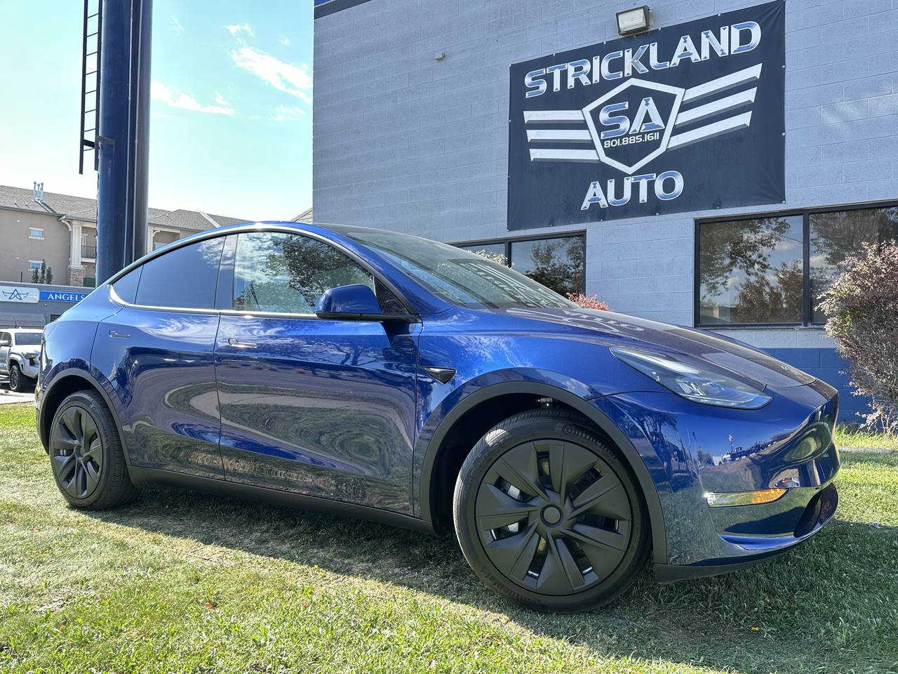 Used 2024 Tesla Model Y Long Range AWD/4WD image 1