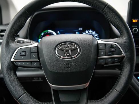 Used 2025 Toyota Sienna XLE FWD image 8