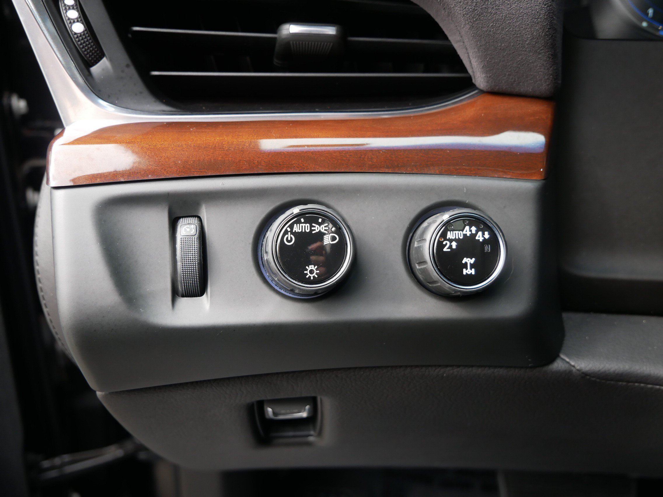 Used 2019 Cadillac Escalade Premium Luxury AWD/4WD image 8