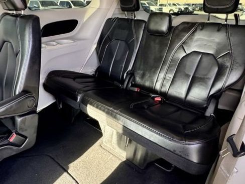 Used 2023 Chrysler Pacifica Touring-L image 13
