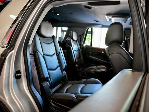 Used 2016 Cadillac Escalade Luxury AWD/4WD image 26