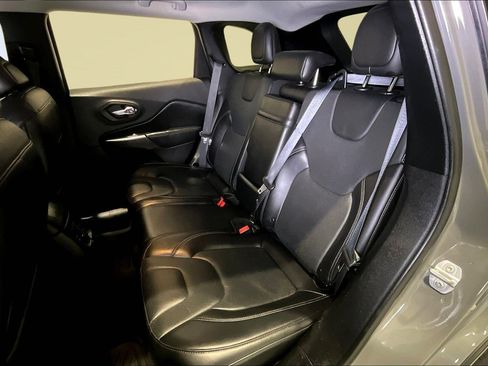 Used 2019 Jeep Cherokee Limited image 21