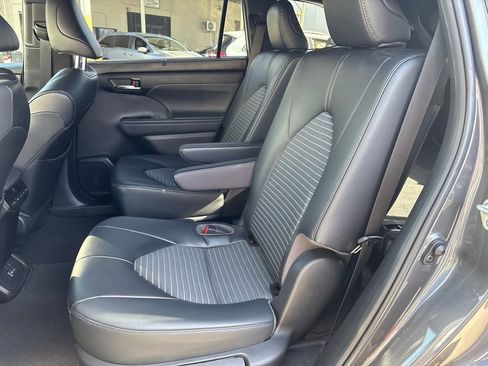 Used 2023 Toyota Highlander XSE image 12