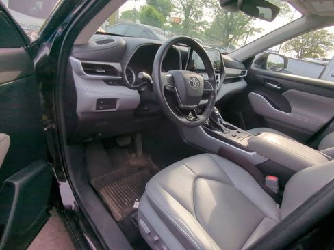 Used 2020 Toyota Highlander XLE AWD/4WD image 7