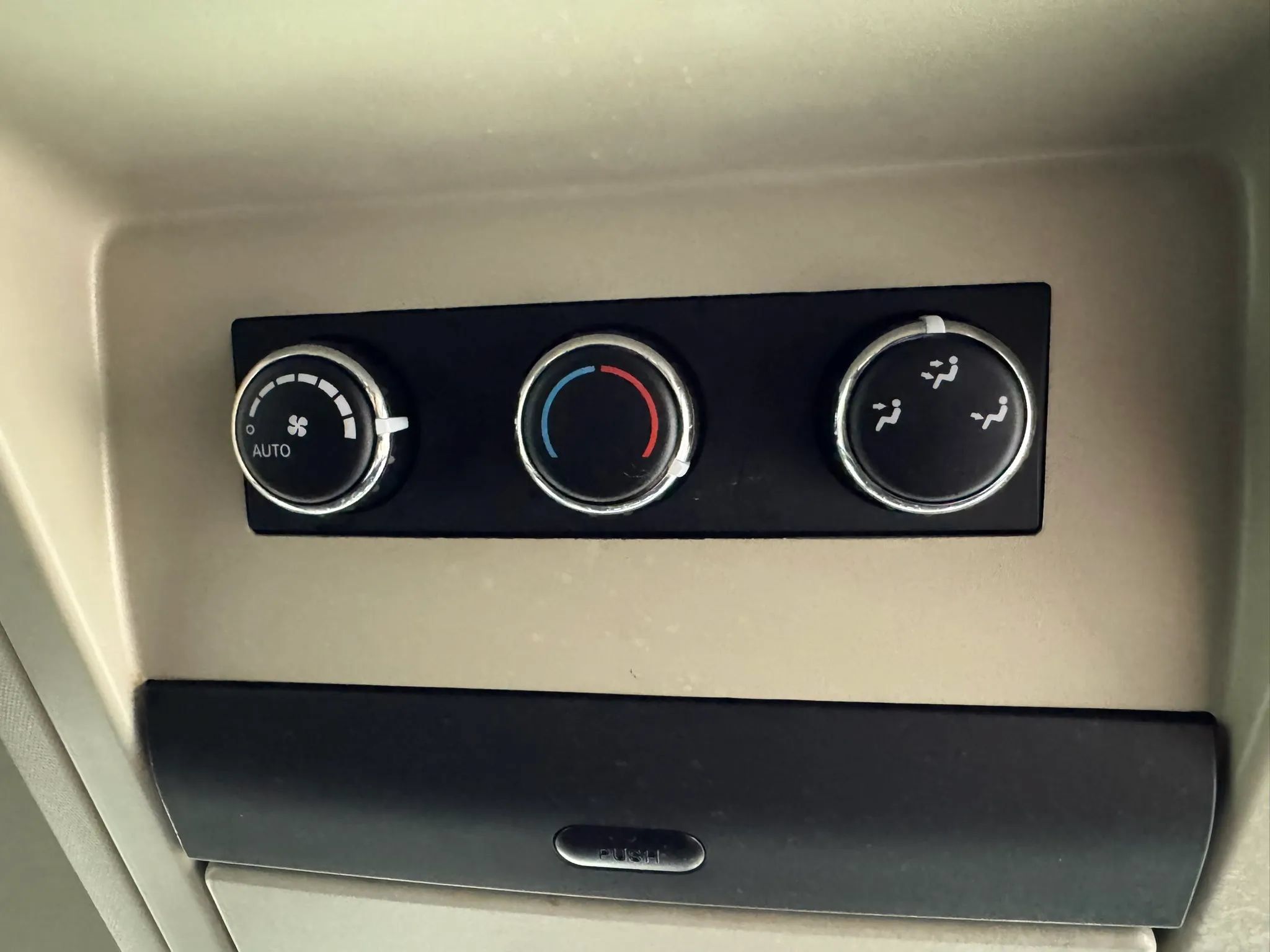 Used 2014 Chrysler Town & Country Touring-L w/ Driver Convenience Group FWD image 35