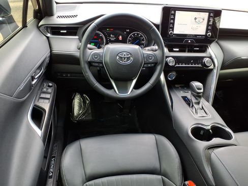 Certified 2021 Toyota Venza XLE image 8