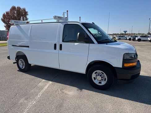 Used 2025 Chevrolet Express 3500 w/ Driver Convenience Package image 7