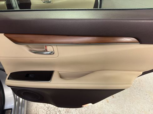 Used 2016 Lexus ES 300h image 25