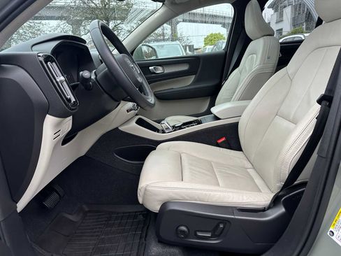 Certified 2023 Volvo XC40 B5 Plus w/ Protection Package Premier image 19