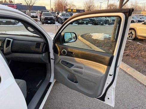 Used 2014 Toyota Tacoma Base image 18