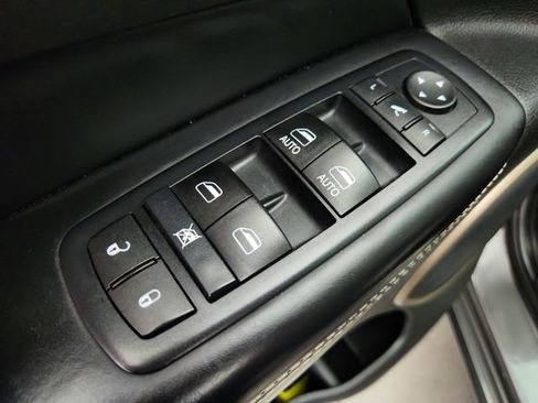 Used 2015 Jeep Grand Cherokee Overland w/ Advanced Technology Group AWD/4WD image 27