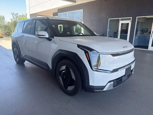 Used 2024 Kia EV9 Light Long Range RWD image 3