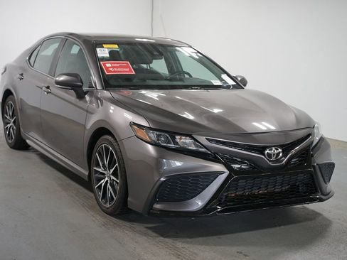 Used 2023 Toyota Camry SE FWD image 3
