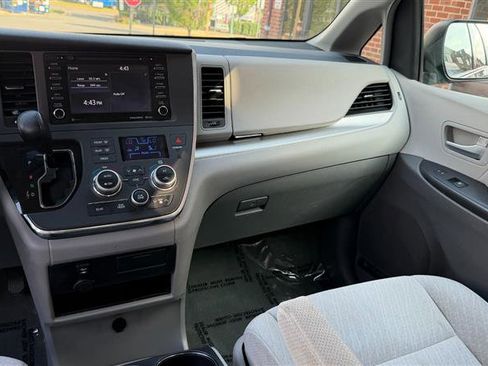 Used 2018 Toyota Sienna LE FWD image 25