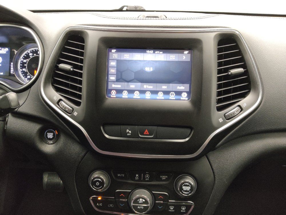 Used 2020 Jeep Cherokee Latitude Plus w/ Comfort/Convenience Group AWD/4WD image 25