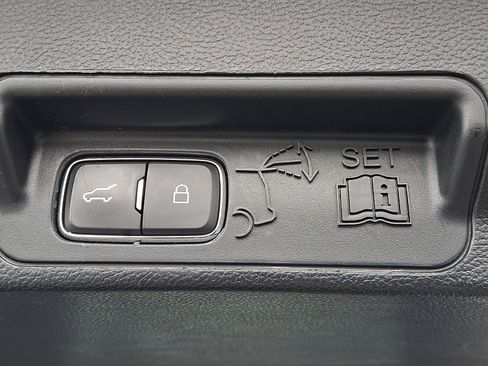 Used 2020 Ford Explorer Platinum w/ Premium Technology Package image 32