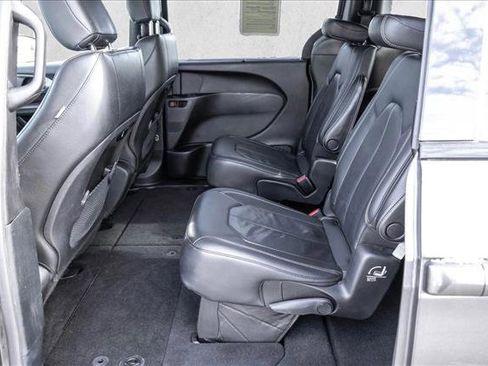 Used 2020 Chrysler Pacifica Touring-L image 21