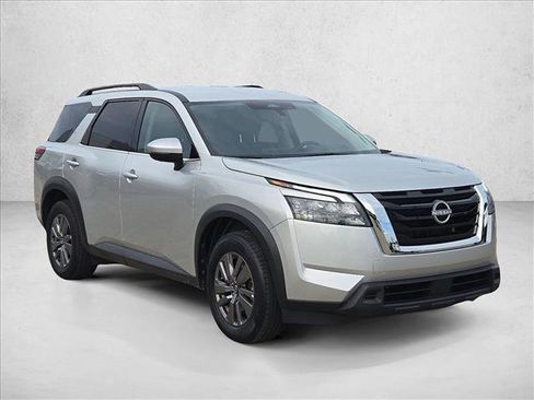 Used 2025 Nissan Pathfinder SV FWD image 3