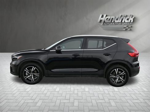 Used 2025 Volvo XC40 B5 Core image 9