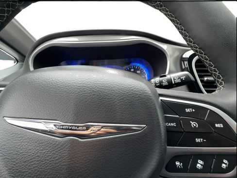 Used 2025 Chrysler Pacifica Select FWD image 39