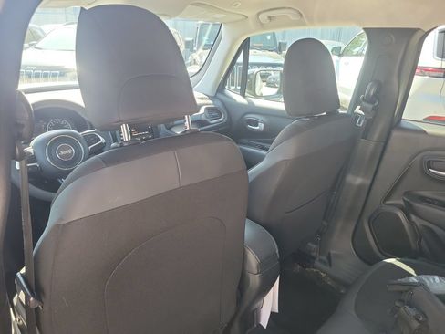 Used 2023 Jeep Renegade Latitude AWD/4WD image 9