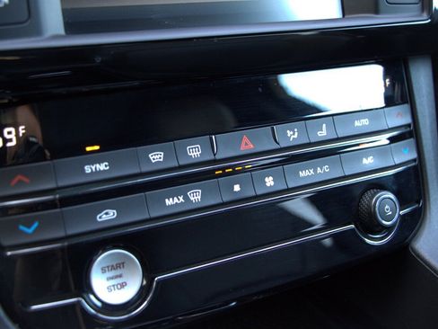 Used 2018 Jaguar F-PACE Premium image 27