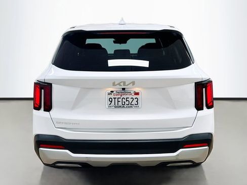 Certified 2025 Kia Sorento LX image 6