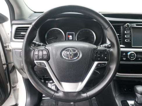 Used 2018 Toyota Highlander Plus FWD image 18
