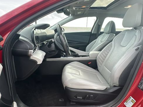 Used 2025 Hyundai Elantra Limited FWD image 4