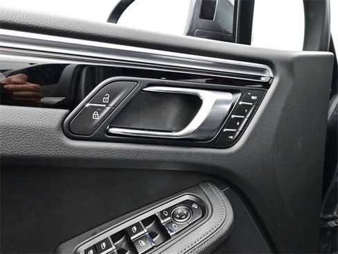 Used 2025 Porsche Macan image 14