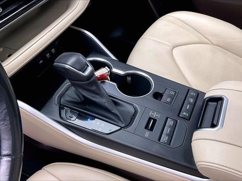 Used 2021 Toyota Highlander XLE image 17