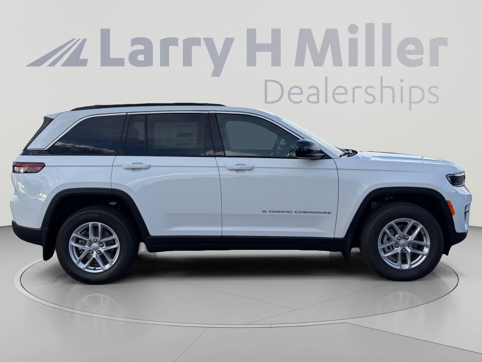 New 2026 Jeep Grand Cherokee Laredo w/ Trailer Tow Package AWD/4WD image 7