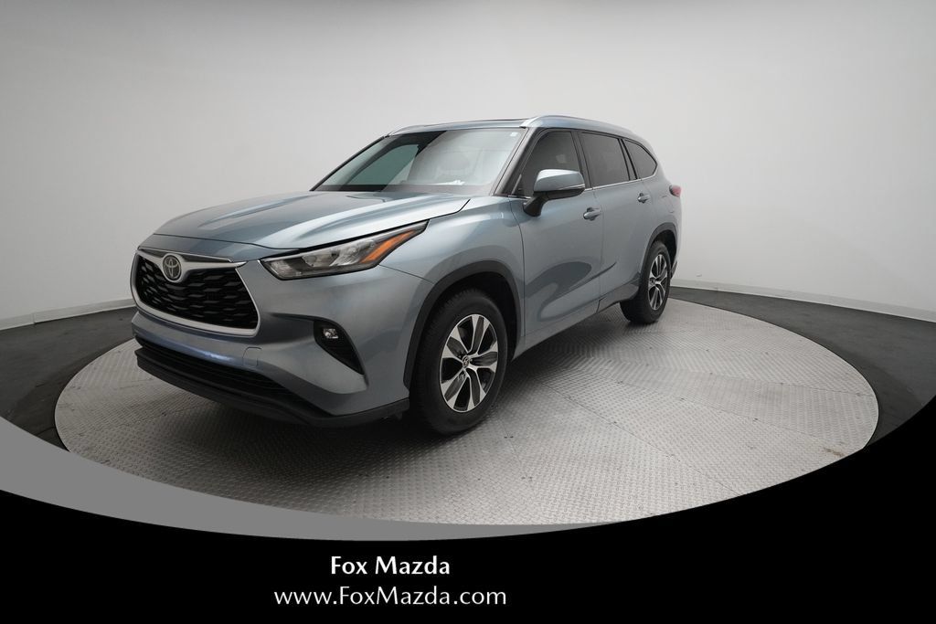 Used 2020 Toyota Highlander XLE FWD image 1
