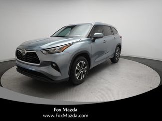 Used 2020 Toyota Highlander XLE FWD video 1