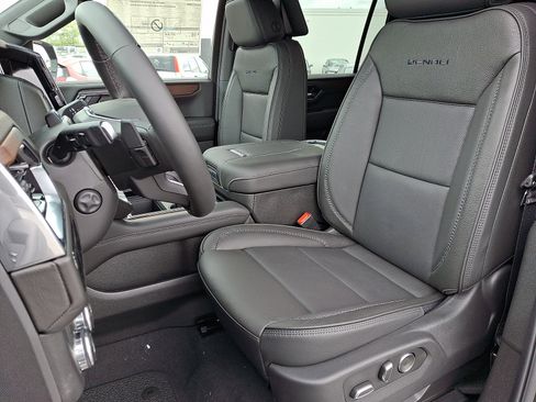 New 2026 GMC Yukon XL Denali w/ Denali Reserve Package AWD/4WD image 8