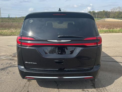 Used 2025 Chrysler Pacifica Select FWD image 4
