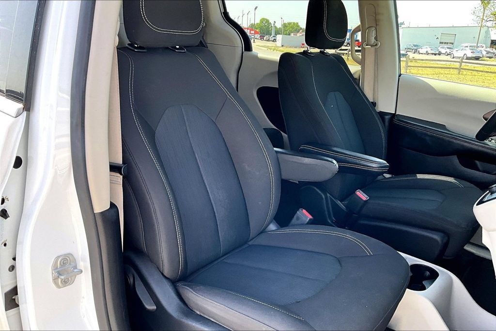 Used 2023 Chrysler Voyager LX FWD image 7