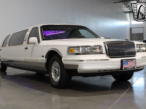 Used 1996 Lincoln Town Car Executive image 6