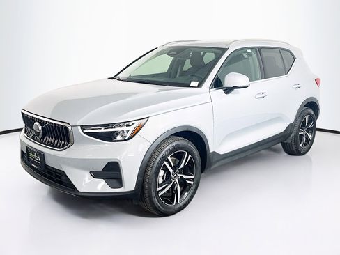 Used 2025 Volvo XC40 B5 Core image 3