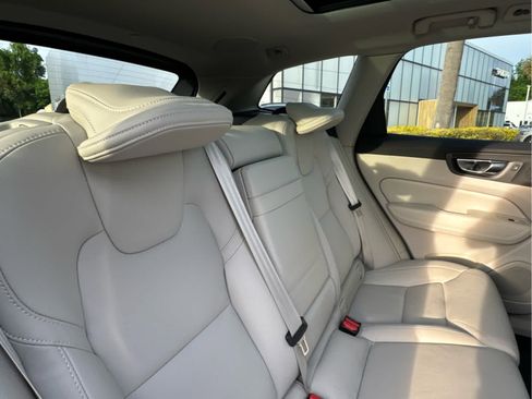 Used 2022 Volvo XC60 B5 Inscription w/ Protection Package Premier image 30