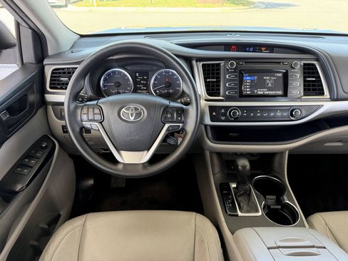 Used 2018 Toyota Highlander LE FWD image 13