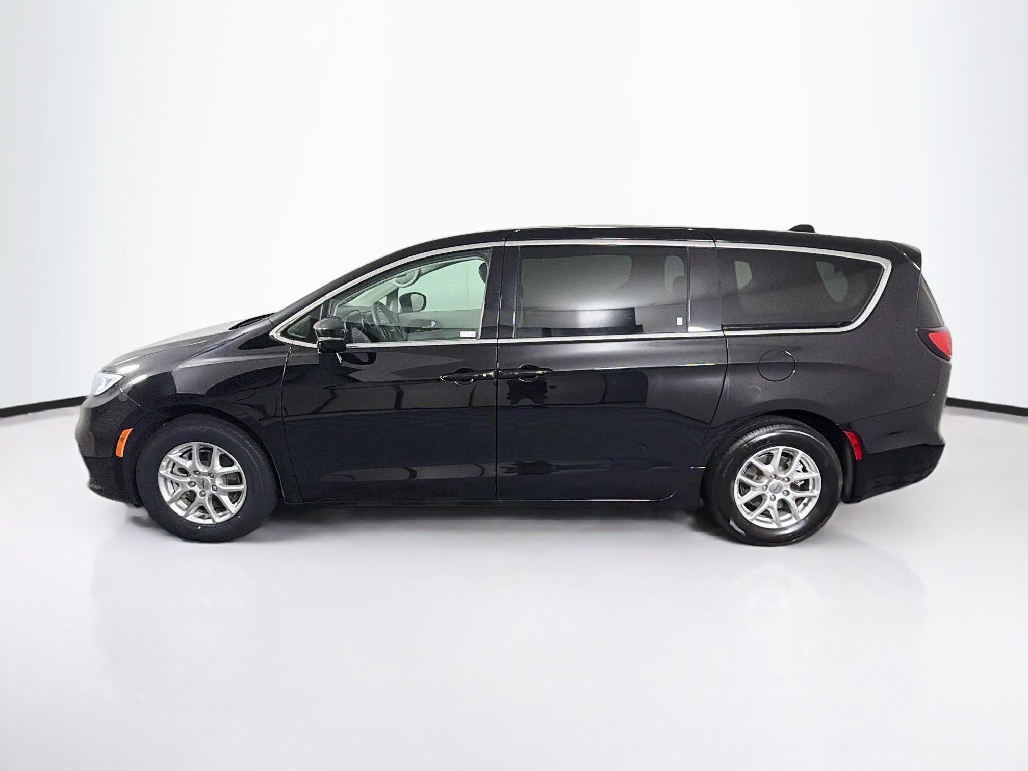 Used 2024 Chrysler Pacifica Touring-L FWD image 4