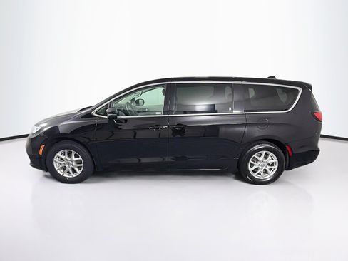 Used 2024 Chrysler Pacifica Touring-L FWD image 4